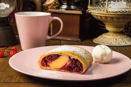 Штрудель вишневый со сливочным кремом