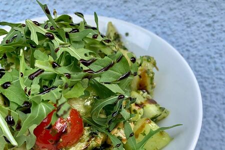 Салат с курицей и авокадо