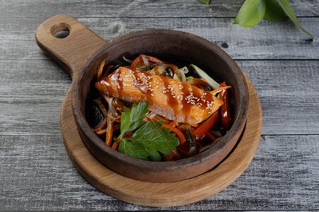 Лосось с овощами