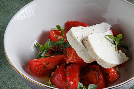 Томаты, лук, адыгейский мягкий сыр