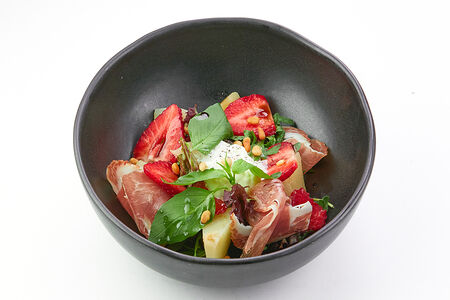 Салат с маринованной грушей, сыровяленым окороком и сыром страчателла