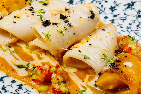 Кальмар на гриле с соусом пикилоз