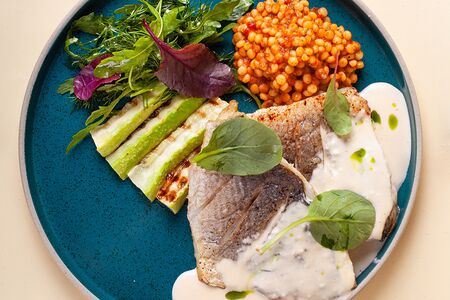 Филе дорадо с птитимом и икорным соусом