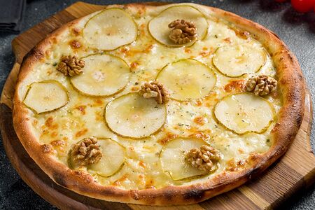 Пицца Груша-горгондзола