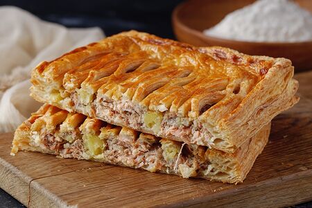 Пирог слоеный с горбушей и картофелем
