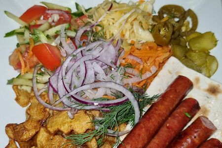 Супер хот-дог на тарелке