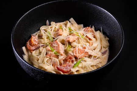 Сливочный удон с лососем