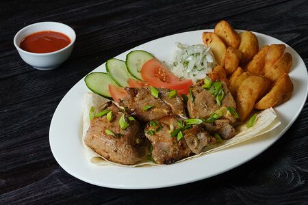 Шашлык из свиной шейки и картофель по-деревенски