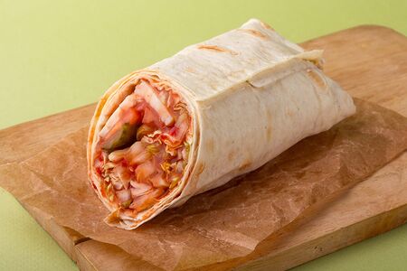 Рап с курицей и соусом сальса 1/2