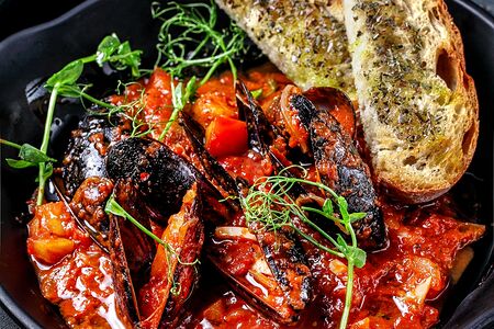 Мидии в томатном соусе с чиабаттой