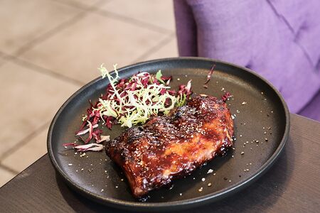 Свиные ребрышки, глазированные в фирменном соусе