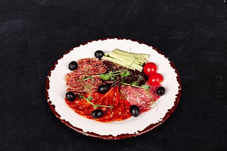 Тарель мясных деликатесов Губернский гастроном