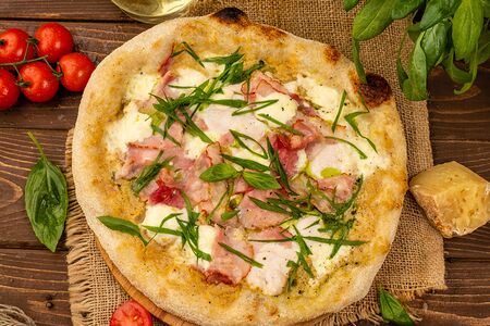 Пицца с курицей и беконом