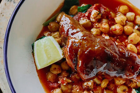 Голень ягнёнка с нутом и томатом