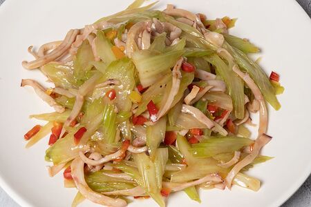 Жареный кальмар с сельдереем