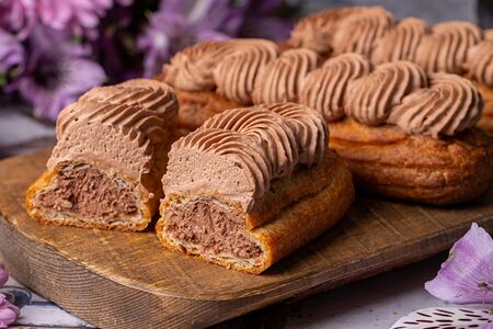 Эклер шоколадный