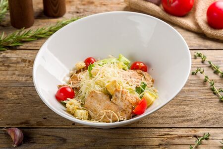 Салат Цезарь с курицей