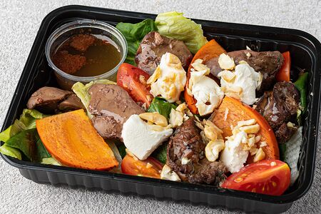 Салат с хурмой и куриной печенью со сливочным сыром