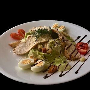 Салат Цезарь с курицей
