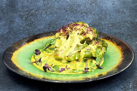 Брокколи-стейк с сырным соусом Веган, без глютена