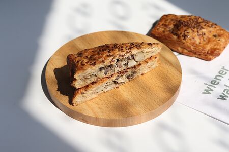 Цельнозерновая слойка с курицей и грибами