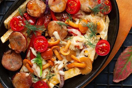 Сковородка с колбасками из индейки