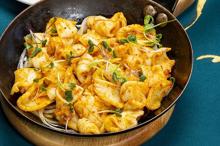 Пряный кальмар на сковороде