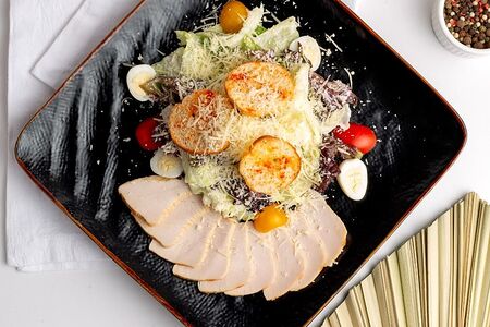 Салат Цезарь с индейкой