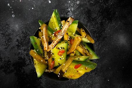 Свиные ушки с огурцами