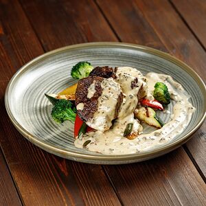 Медальоны из говяжьей вырезки на подушке из овощей со сливочно-грибным соусом