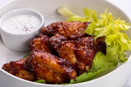 Крылья Баффало с соусом блю чиз