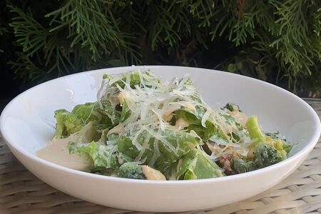 Салат с цыпленком и соусом кешью