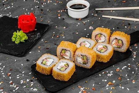 Теплый ролл с копченым лососем