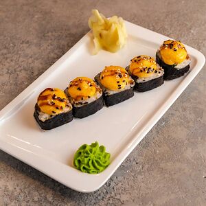 Горячий ролл с лососем