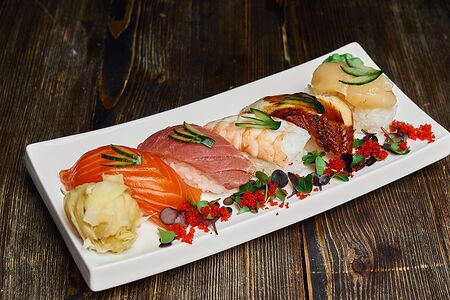 Суши с лососем