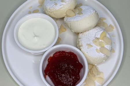 Сырники с клубничным конфи и сметаной