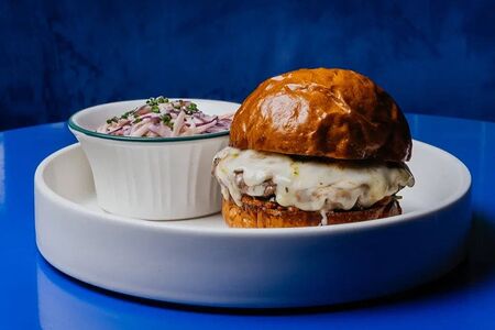 Бургер с моцареллой