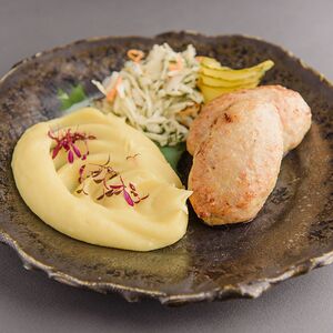 Куриные котлеты с картофельным пюре и сладкой капустой