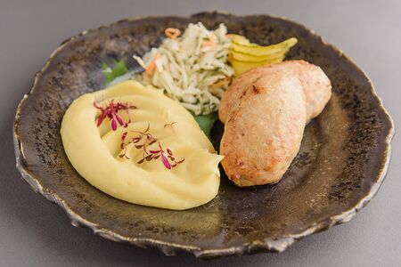 Куриные котлеты с картофельным пюре и сладкой капустой