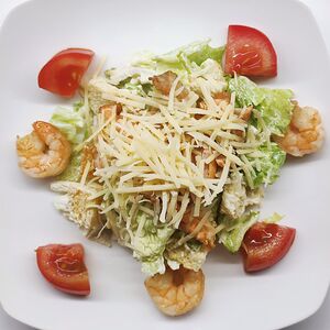 Салат Цезарь с лососем и креветками