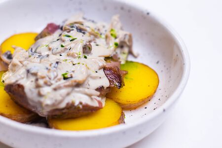 Говяжий миньон с картофельным пюре и грибным соусом