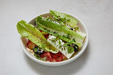 Большой салат из помидоров, огурцов, оливок и феты