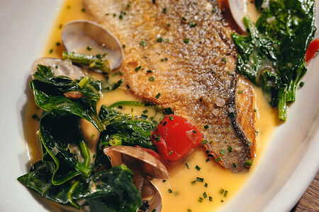 Дорадо с вонголе и томатами