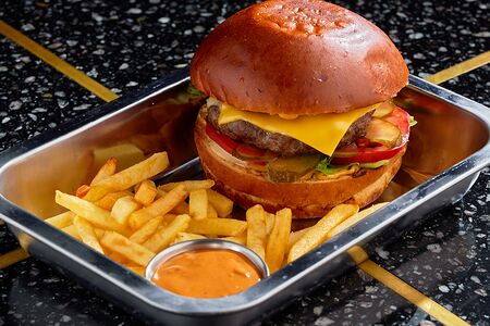 Бургер с котлетой из говядины и сыром дор блю