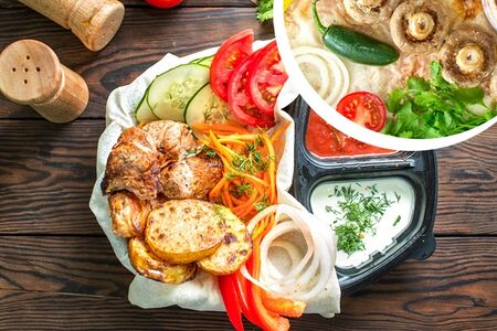 Открытая шаурма со свининой, печеной картошкой и грибами