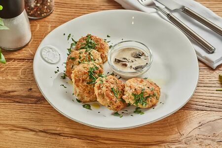 Куриные оладьи с грибным соусом