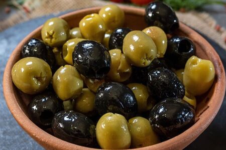 Маслины и оливки