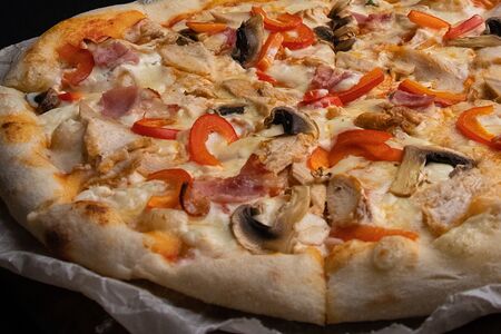 Пицца Куриная с грибами и беконом