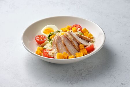 Салат Цезарь с курицей
