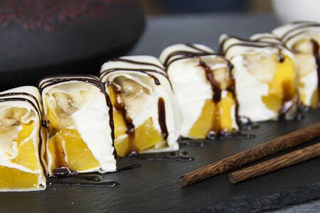 Сладкий ролл с манго